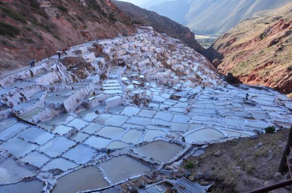 As Salinas de Maras,com suas centenas de piscinas para produção de sal,  no Valle Sagrado, perto de Cusco, no Peru